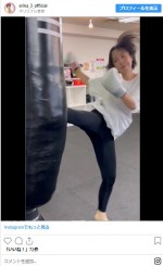フォームが美しい山川恵里佳のミドルキック　※「山川恵里佳」インスタグラム