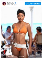 ハリー・ベイリーがハロウィンに選んだのはハル・ベリー！『007』のアイコニックなビキニ姿公開※「Halle Bailey」インスタグラム