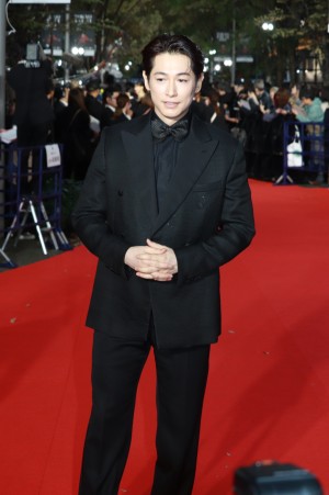 「第37回東京国際映画祭」オープニングレッドカーペットに登場したディーン・フジオカ