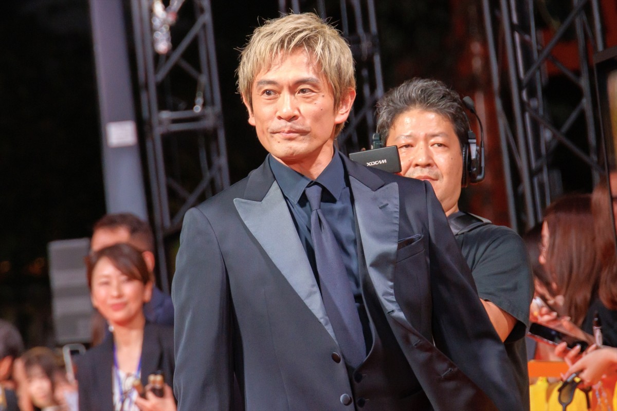 土屋太鳳、オフショルダードレスで登場　出演作公開に「胸がいっぱい」