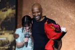 映画『グラディエーターII 英雄を呼ぶ声』来日スペシャルトークイベントにてデンゼル・ワシントン（右）に抱き寄せられる橋本愛（左）