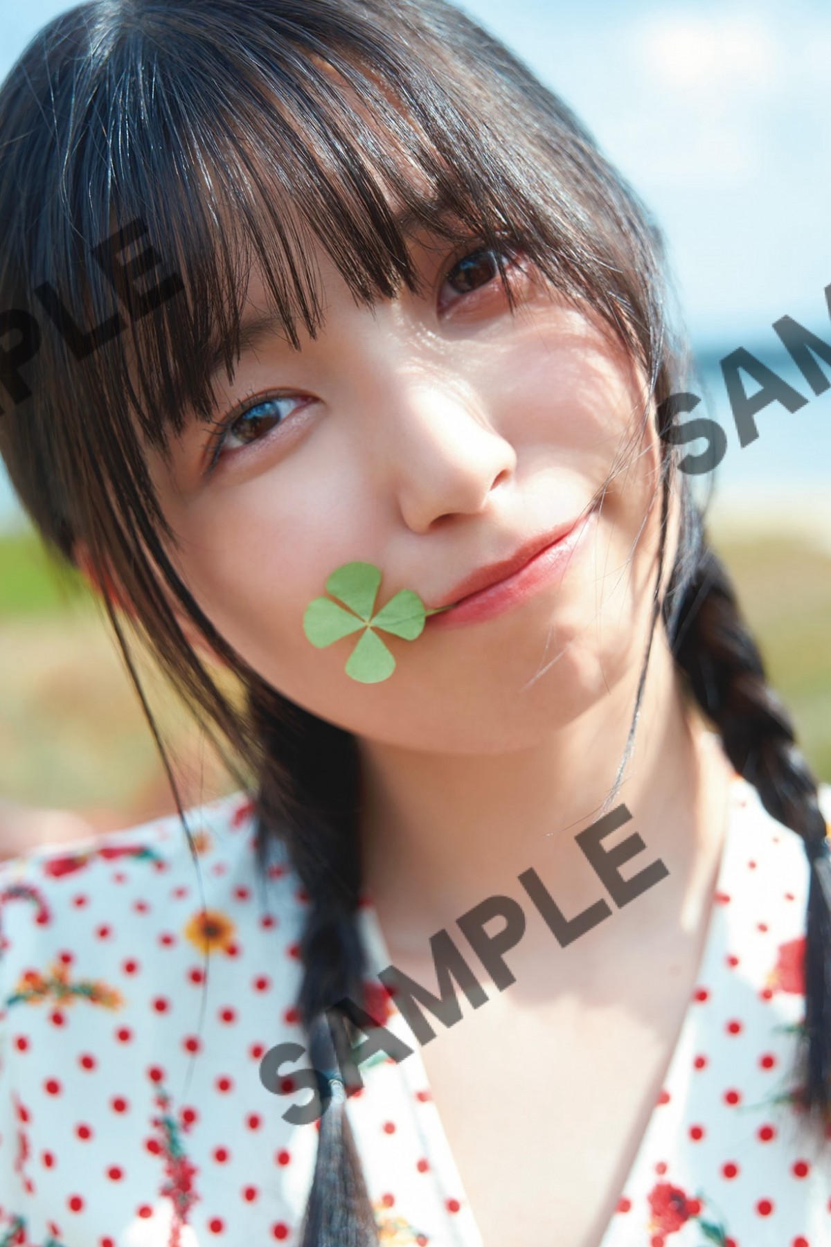 乃木坂46・五百城茉央「一番大好き！」　ブーゲンビリアに囲まれた写真集先行カット解禁