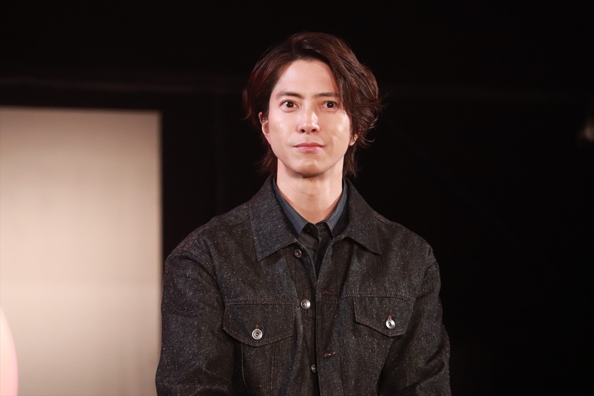 山下智久、国際エミー賞のトロフィーにビックリ！　『神の雫』が受賞＜東京コミコン2024＞