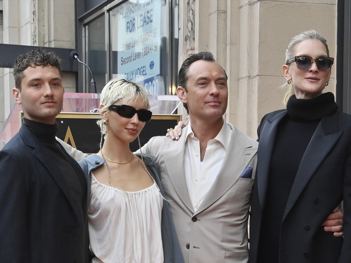 ジュード・ロウがハリウッドの殿堂入り! 長男ラファティ、長女アイリス、妻フィリッパ・コーンさんが駆け付ける