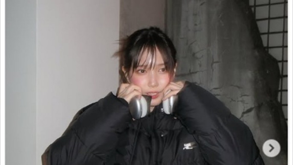 本田翼、ショート丈ダウン×デニムのコーデに「腹チラよき」「さりげ