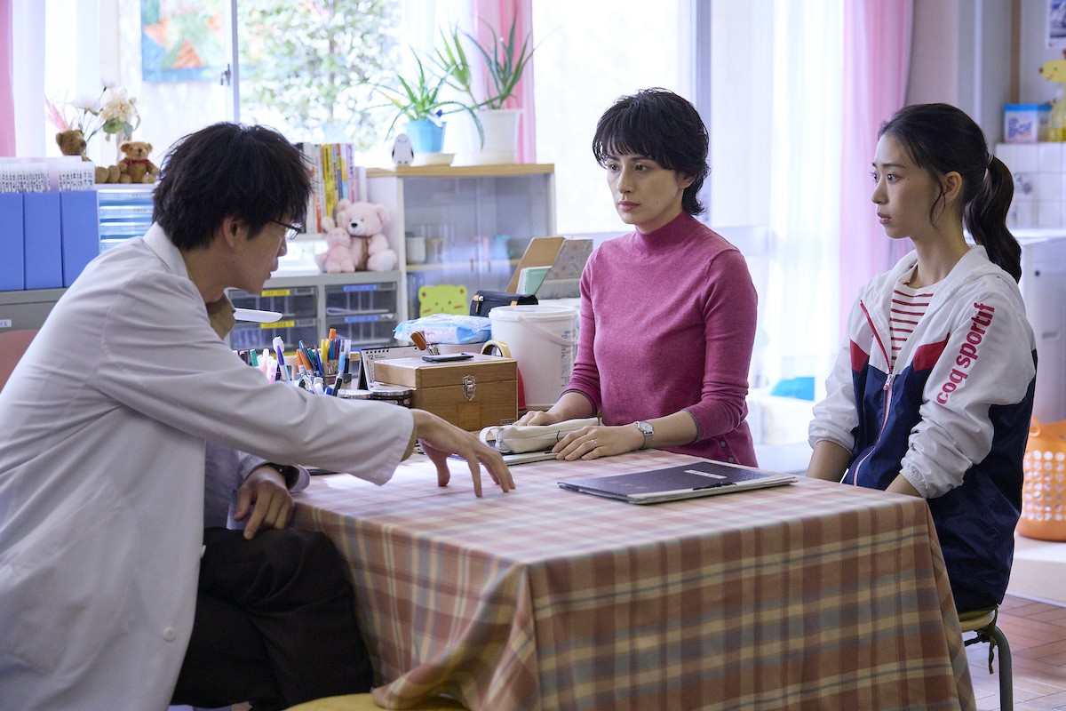 『放課後カルテ』“牧野”松下洸平、児童からのバックハグにキョトン　視聴者キュン「この世で一番可愛い」
