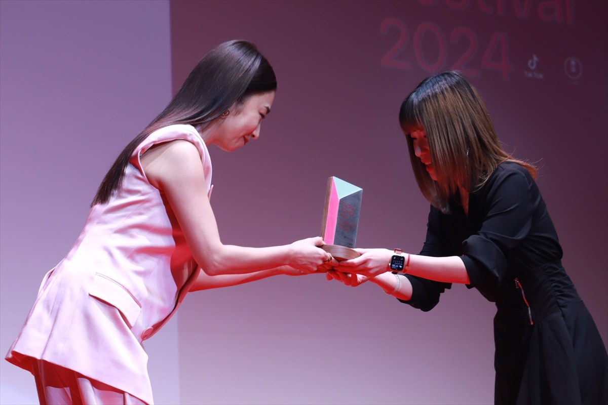 三吉彩花＆齊藤京子＆MEGUMI　華やかなルックで縦型映画祭授賞式に登場＜TikTok TOHO Film Festival＞