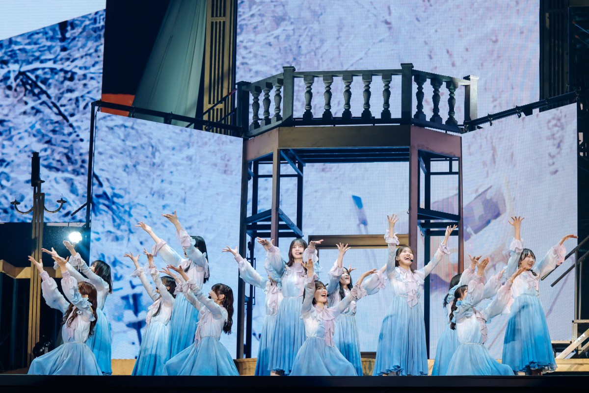 日向坂46、東京ドームライブ　卒業メンバー＆オードリーがサプライズ出演　新曲初披露も