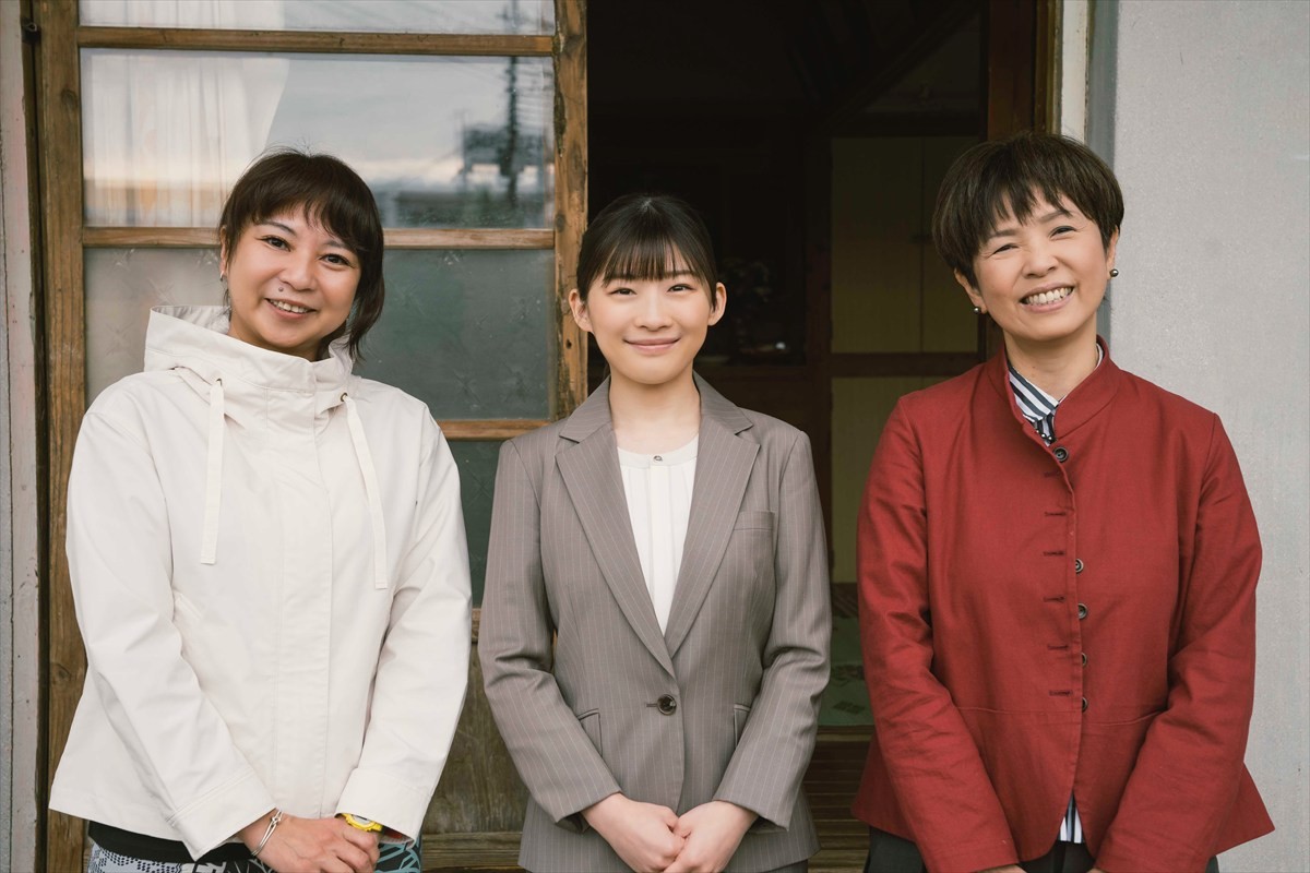 映画『風のマジム』撮影現場にて(左から)主人公のモデル・金城祐子、主演の伊藤沙莉、原作・原田マハ