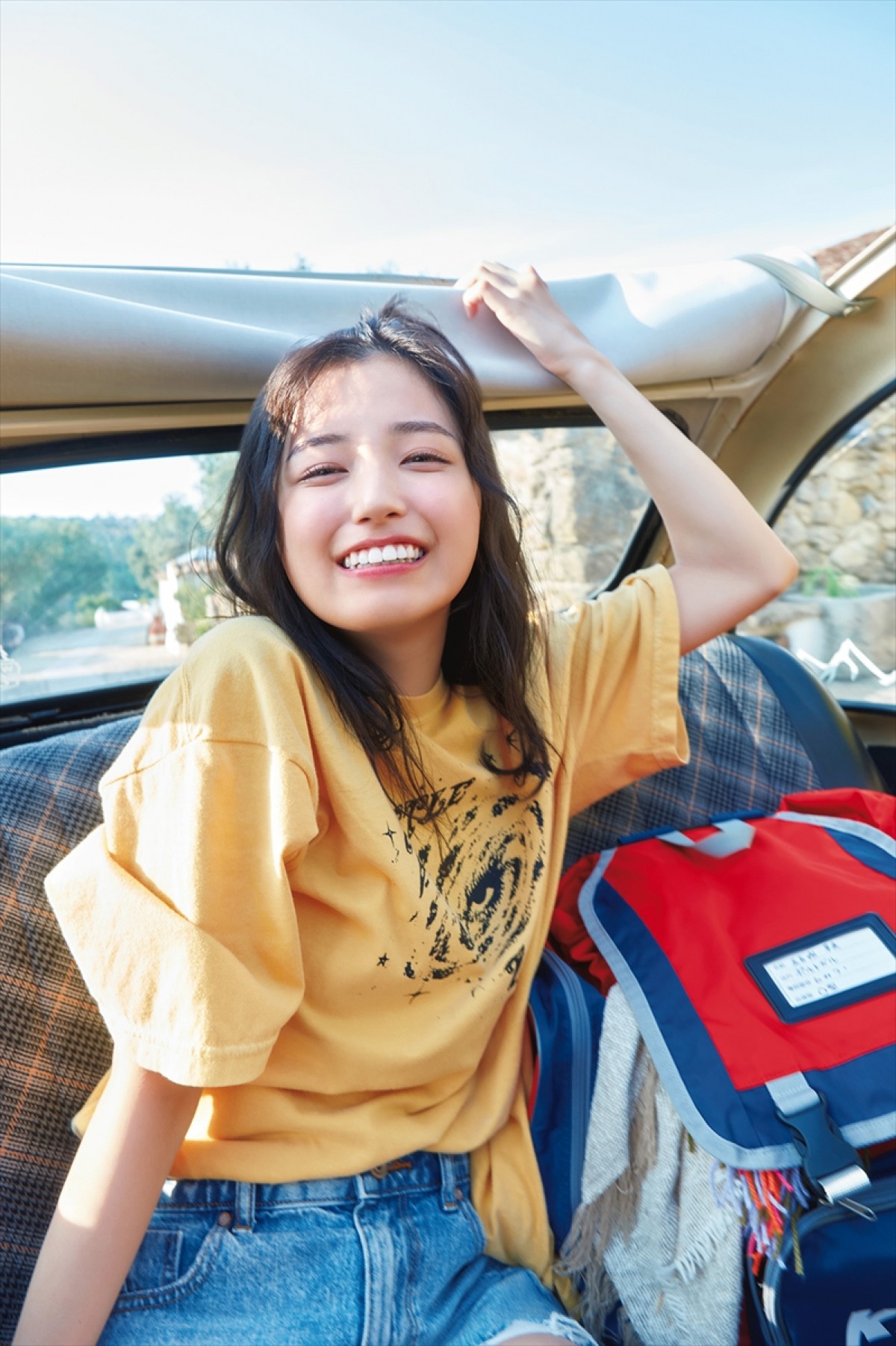 乃木坂46・五百城茉央「5歳の時の私の笑顔だっ！！」　“田舎娘の上京物語”がテーマの1st写真集先行カット公開