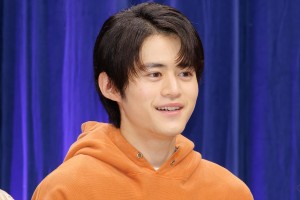 鈴鹿央士、ドラマ『闇バイト家族』記者会見に登場