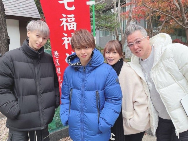 写真）渡辺美奈代、長男・矢島愛弥、次男・名月ら家族4人で初詣