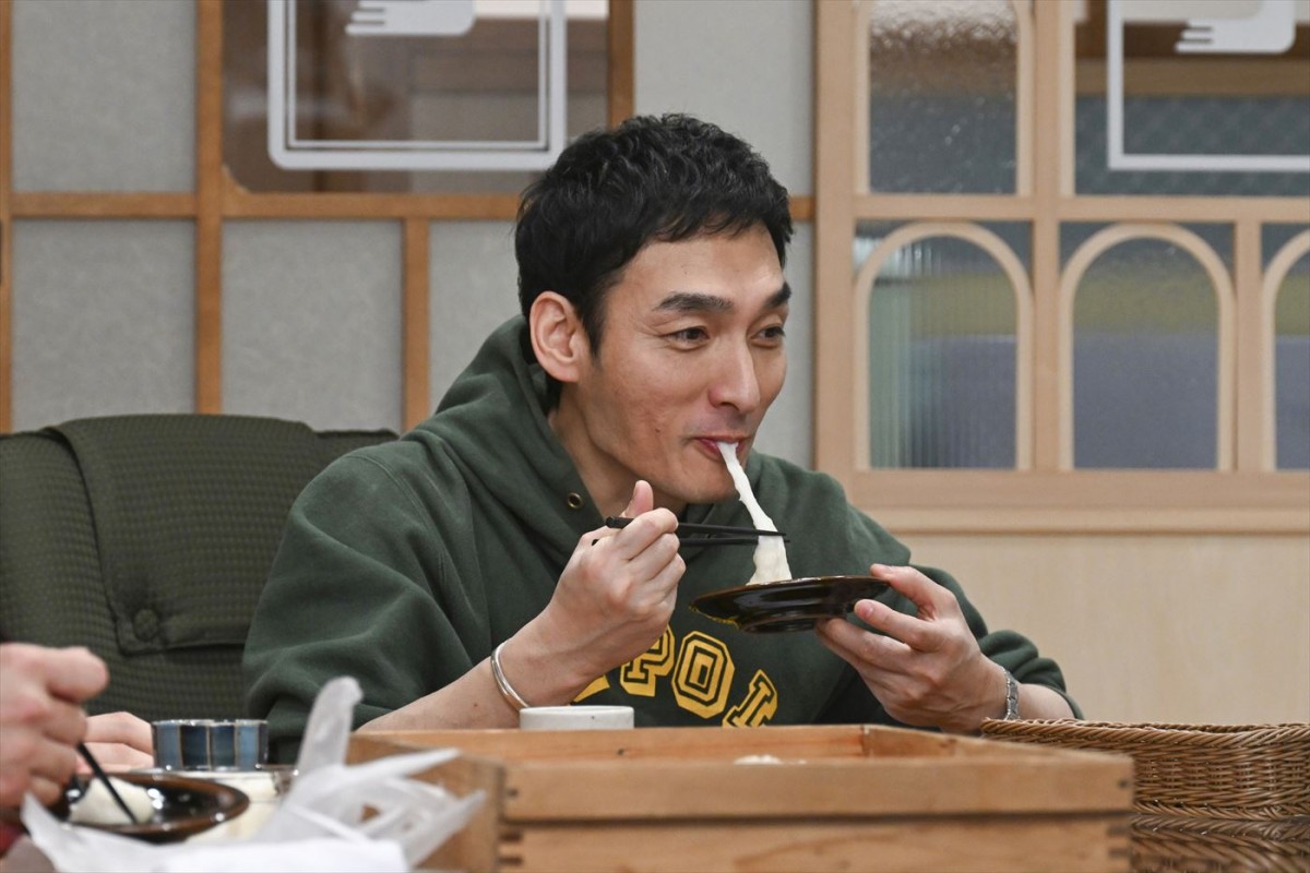 草なぎ剛、人生初の餅つきに大興奮！　やすともと「ギターと三味線でコラボやろうよ」と抱負も　1.7放送『うさかめ』SP