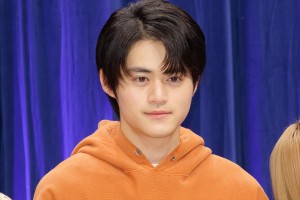 鈴鹿央士、ドラマ『闇バイト家族』記者会見に登場