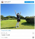 ミニスカートで足の長さが際立つ稲村亜美　※「稲村亜美」インスタグラム