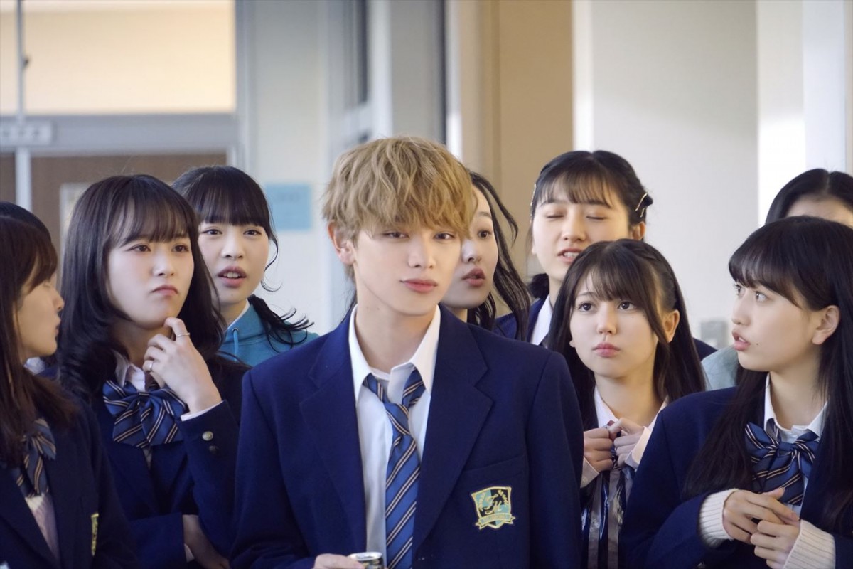 映画『恋わずらいのエリー』よりオミくん(宮世琉弥)