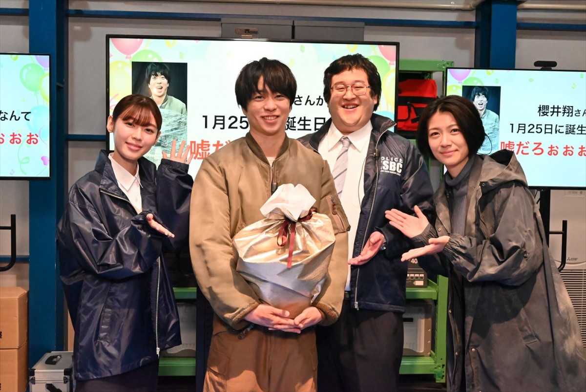 櫻井翔、『新空港占拠』撮影現場で誕生日サプライズ！　「また一年後こうやって同じようにお祝いをしてもらえるとは」