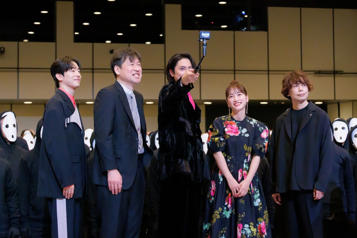 佐藤二朗、川栄李奈の豪快な笑いを再現「橋本環奈と川栄李奈は二大巨頭」