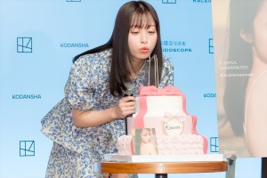 橋本環奈、写真集『カレイドスコープ』発売記念会見に登場