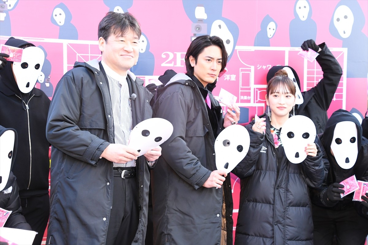 渋谷の街中に間宮祥太朗、佐藤二朗、川栄李奈がゲリラ登場で大歓声！