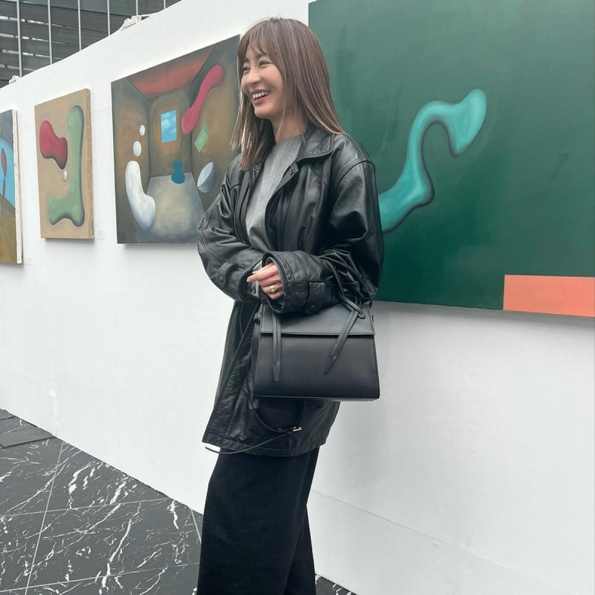 新山千春、美しいデコルテや二の腕、お腹もチラリ！　春先取りコーデにファン悶絶「マジで可愛い」「全てが最高」