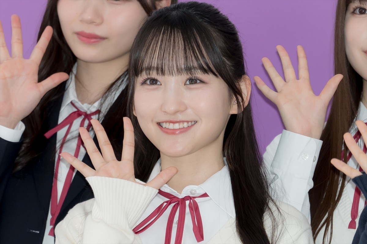 乃木坂46・5期生、齋藤飛鳥に写真集をお渡し「見てくれたらうれしいな」　それぞれのチャームポイントも告白