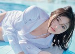 【写真】乃木坂46・井上和、まるで人魚！　プールサイドの白シャツカット解禁