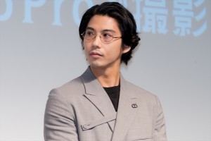 賀来賢人、iPhoneで撮影『ミッドナイト』プレミア試写会に登場