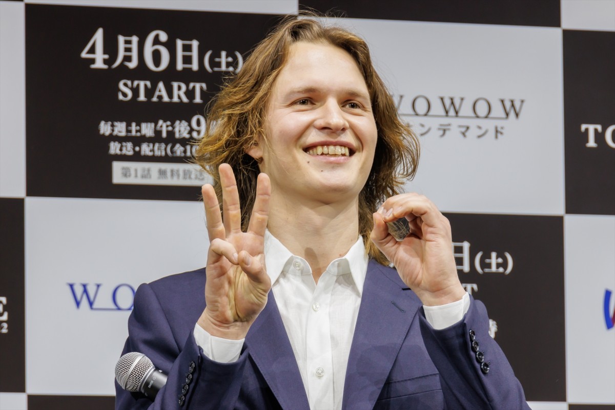 アンセル・エルゴート「東京は僕の第二の故郷」　30歳を祝うサプライズケーキに感激