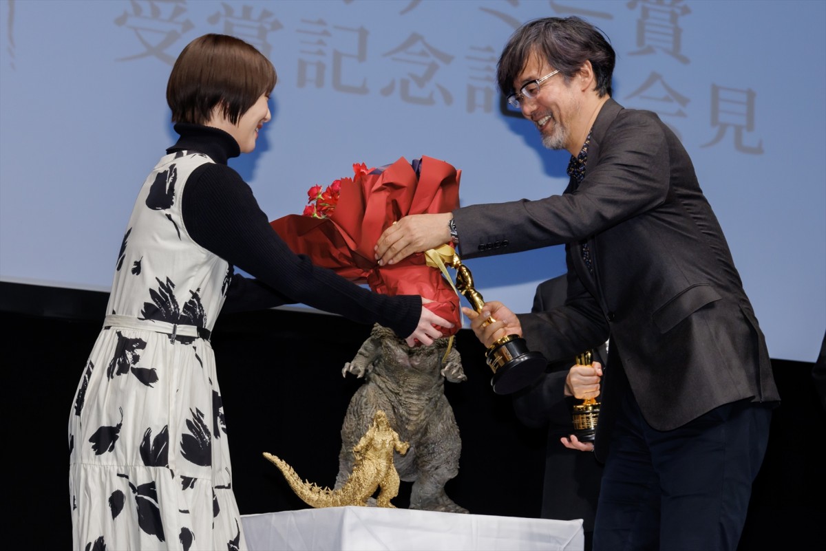 浜辺美波、『ゴジラ-1.0』アカデミー賞受賞を祝福　オスカー像は「思っていたよりすっごく重たい」
