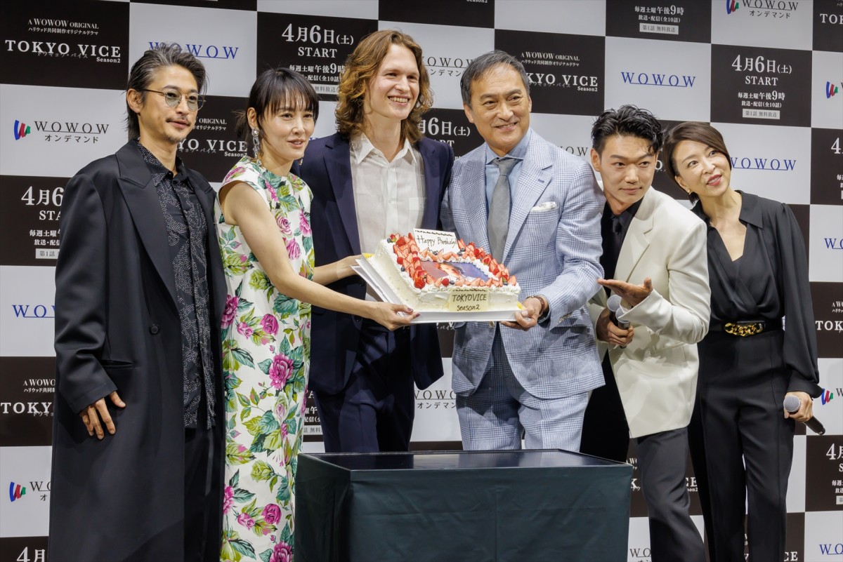 アンセル・エルゴート「東京は僕の第二の故郷」　30歳を祝うサプライズケーキに感激