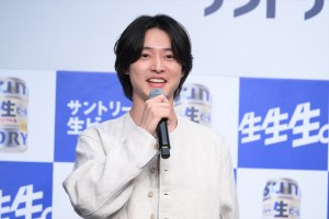 山崎賢人、「サントリー生ビール」新CM発表会に登場