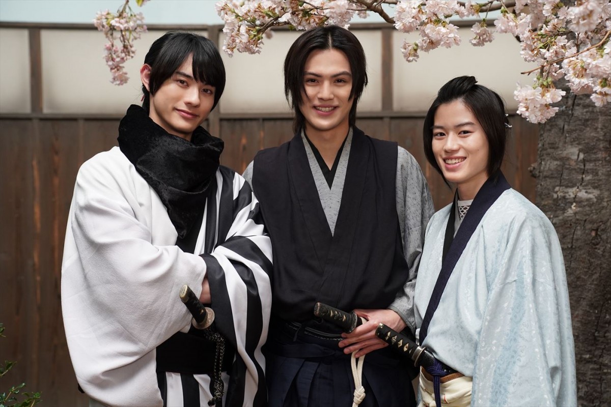 『仮面ライダーギーツ』簡秀吉、新ドラマ『君とゆきて咲く』出演決定！　ライダーの先輩・前田拳太郎×奥智哉との3ショット公開