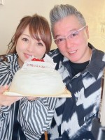 長男からのお祝いケーキとともに夫婦ショット　※「渡辺美奈代」ブログ