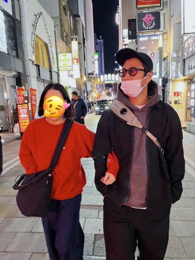 パンサー尾形、妻・あいさんと腕組未ショット ※「パンサー・尾形貴弘の妻・あいさん」ブログ