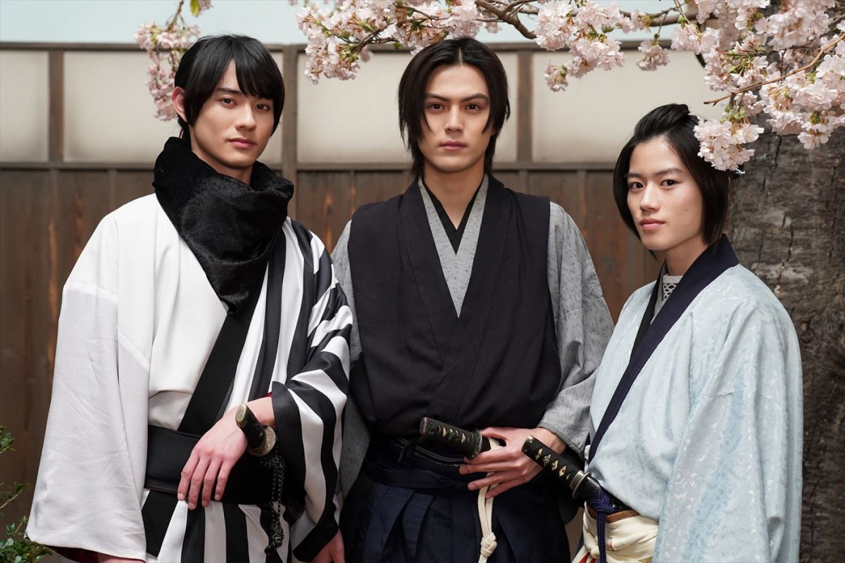 『仮面ライダーギーツ』簡秀吉、新ドラマ『君とゆきて咲く』出演決定！　ライダーの先輩・前田拳太郎×奥智哉との3ショット公開