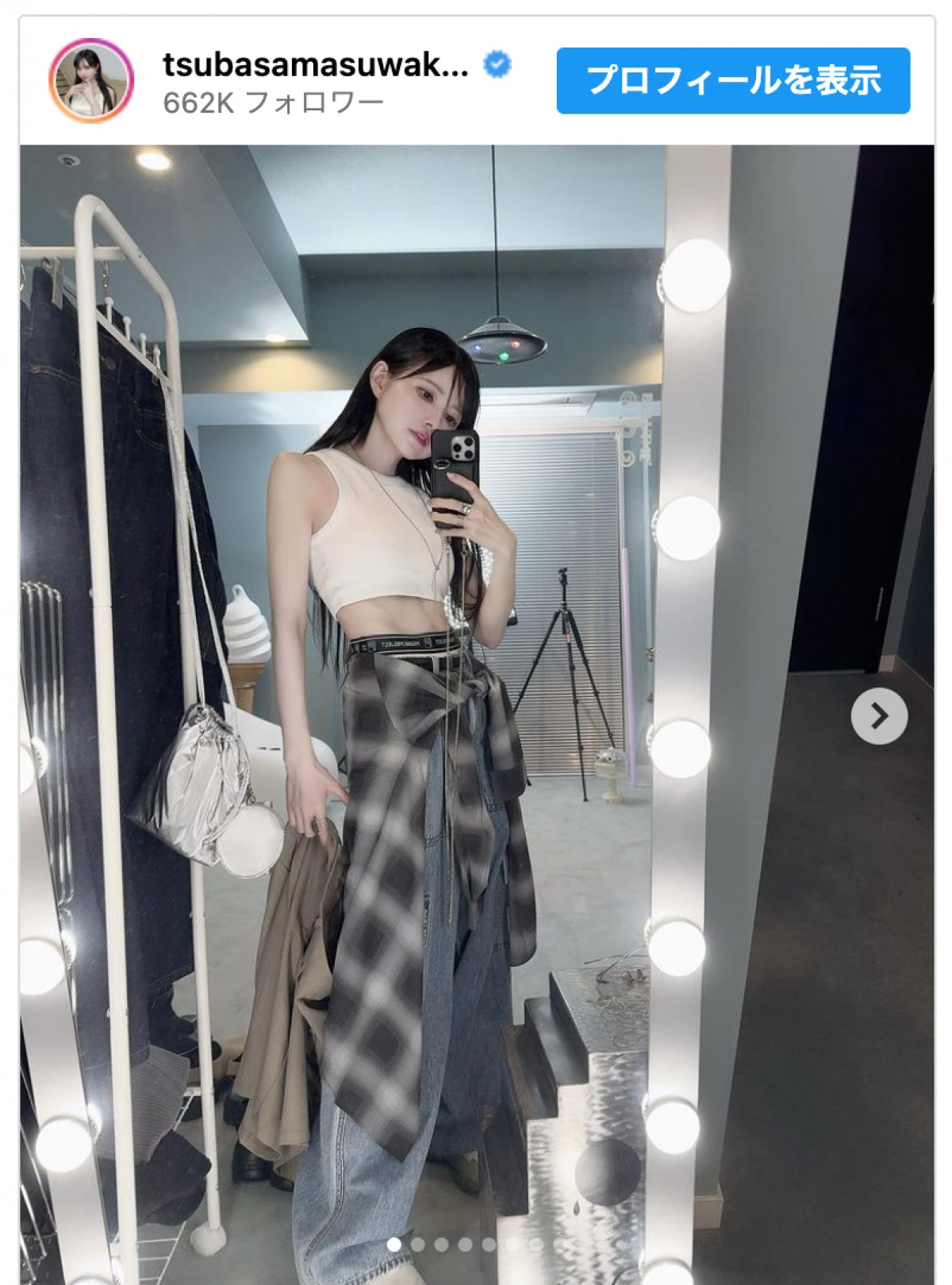益若つばさ、美腹筋くっきりなプチプラコーデを披露 ※「益若つばさ」インスタグラム