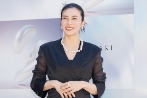柴咲コウ、TASAKI 70周年アニバーサリー エキシビション「FLOATING SHELL」フォトコールに登場