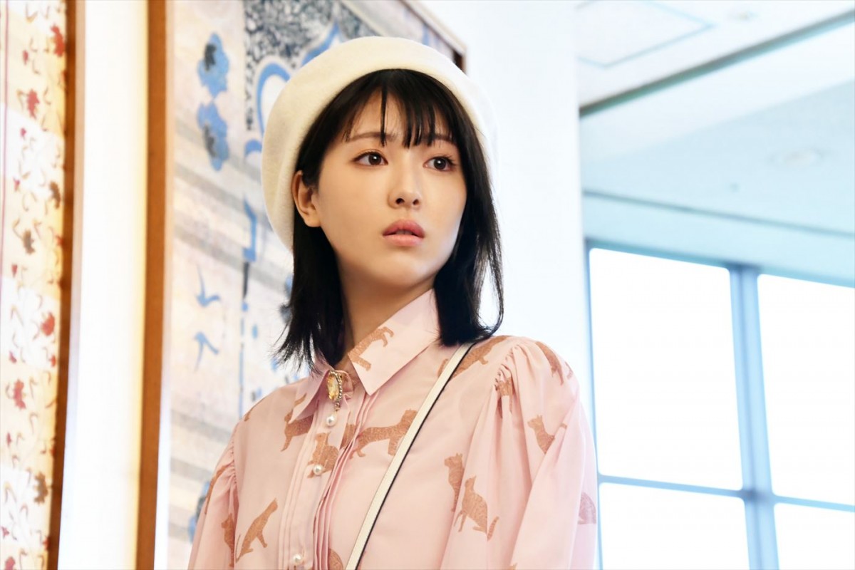 浜辺美波の二つ結び＆制服姿も！　『アリバイ崩し承りますスペシャル』場面写真一挙公開