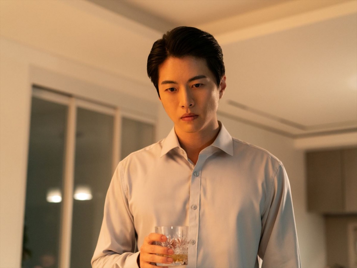 SABU監督韓国デビュー作『アンダー・ユア・ベッド』、主人公の歪んだ愛情の形を捉えた場面写真到着