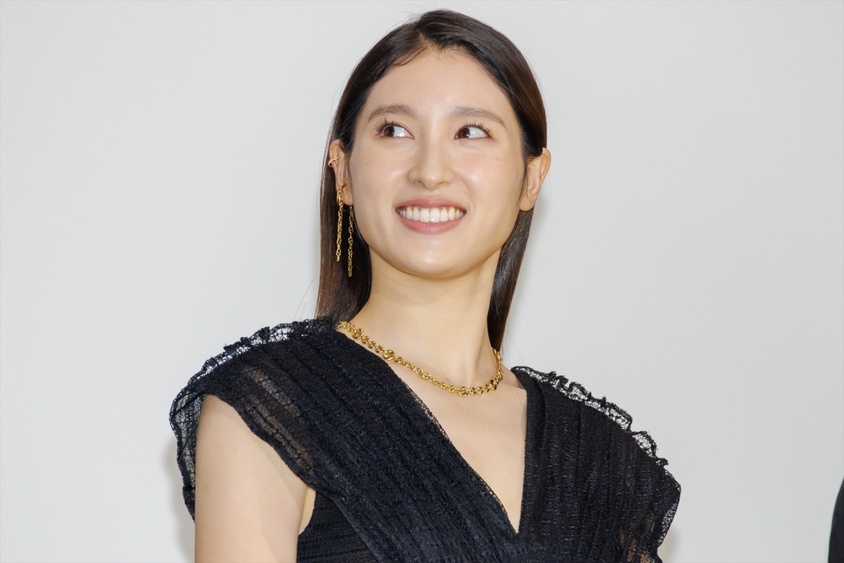 舘ひろし＆柴田恭兵、2人の関係は「もう夫婦でした」壇上でのハグに大歓声