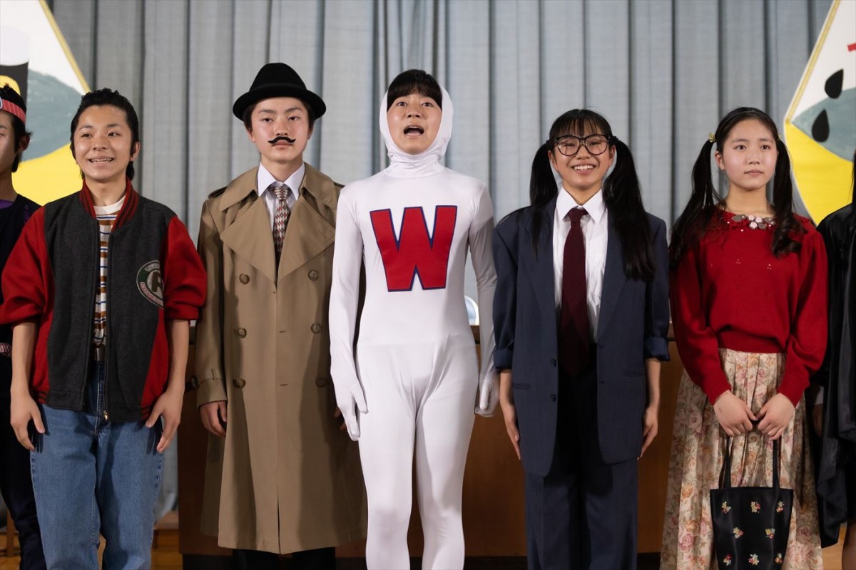 映画『おいしい給食 Road to イカメシ』、個性あふれる生徒たちの場面写真＆“甘利田”市原隼人らの表情豊かな新映像2種到着