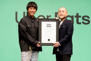 中尾明慶、Uber Eats 新CM公開記念「Uber Eats 博士」認定式に登場