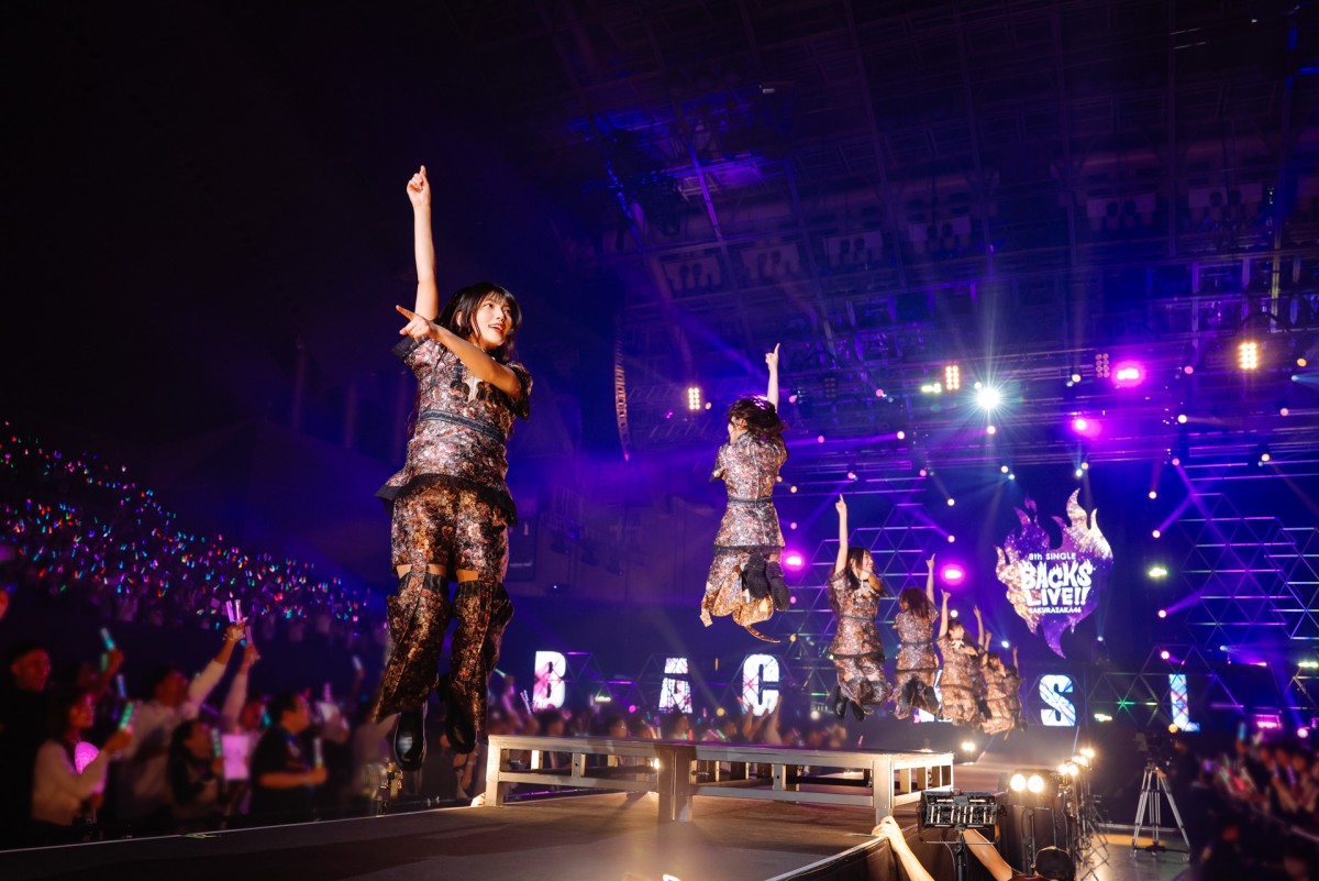 櫻坂46「BACKS LIVE!!」“表題曲なし”の挑戦的セットリスト　12人が熱いパフォーマンス