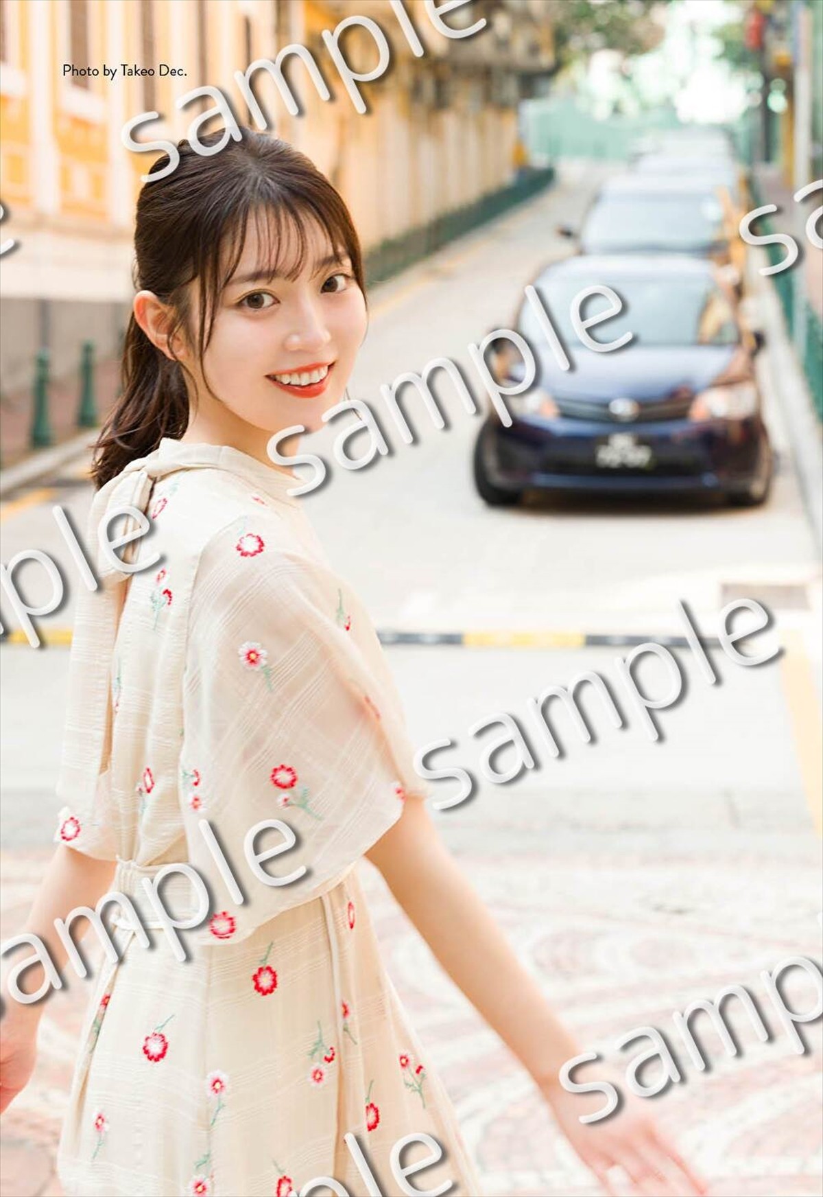 乃木坂46・阪口珠美、リップを塗りながら見つめる視線にドキッ！　1st写真集新カット