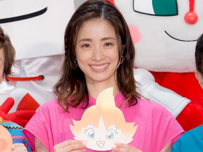 上戸彩、映画『それいけ！アンパンマン ばいきんまんとえほんのルルン』公開直前イベントに登場