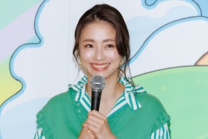 上戸彩、映画『それいけ！アンパンマン ばいきんまんとえほんのルルン』公開アフレコイベントに登場