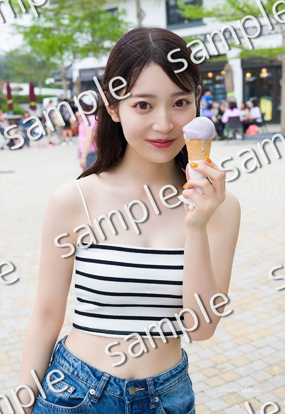 乃木坂46・阪口珠美、リップを塗りながら見つめる視線にドキッ！　1st写真集新カット