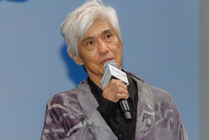 佐藤浩市、映画『明日を綴る写真館』完成披露舞台あいさつに登場