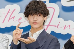 Aぇ！ group・佐野晶哉、映画『明日を綴る写真館』完成披露舞台あいさつに登場